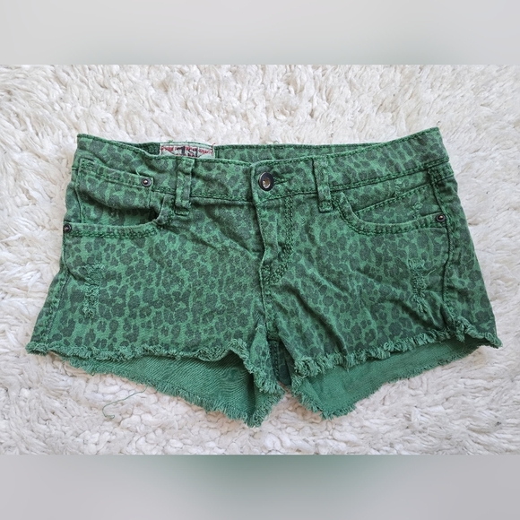 1st Kiss Green Leopard Print Junior's Shorts - Picture 1 of 8